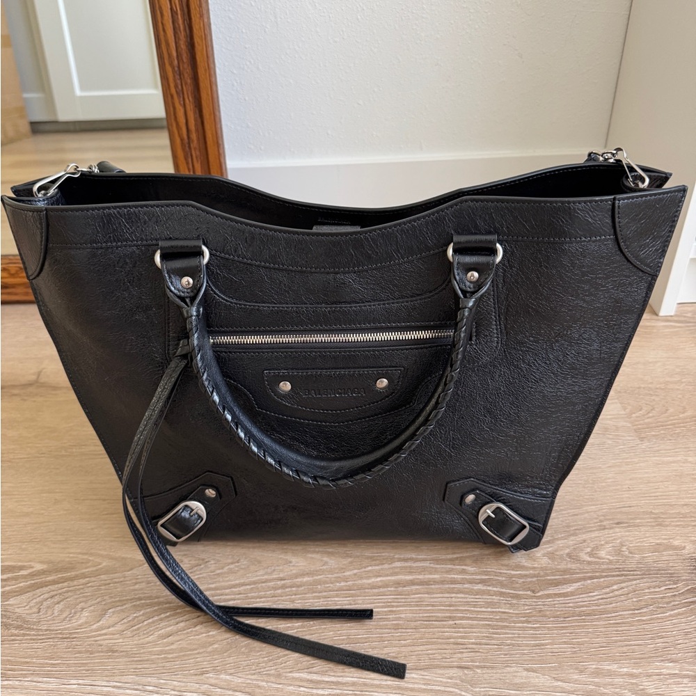 Balenciaga
Neo Classic City Upside Down Bag Leather
East West